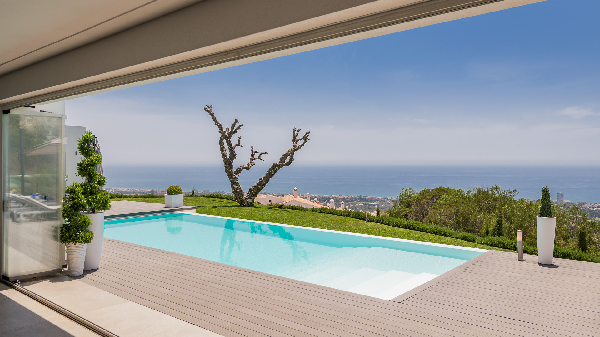 An amazing contemporary villa with incredible views to the sea