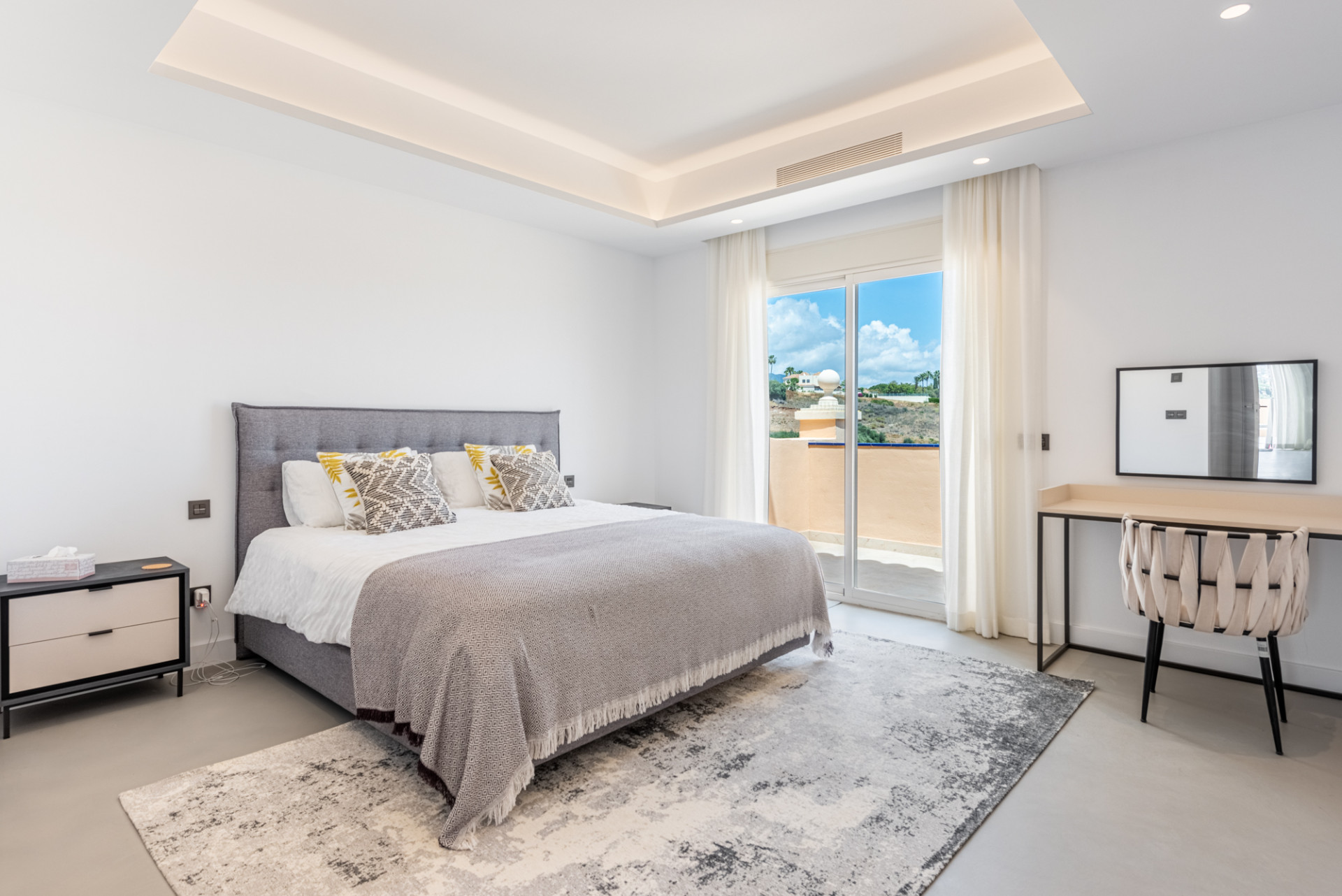 luxury penthouse for sale marbella puente romano sierra blanca