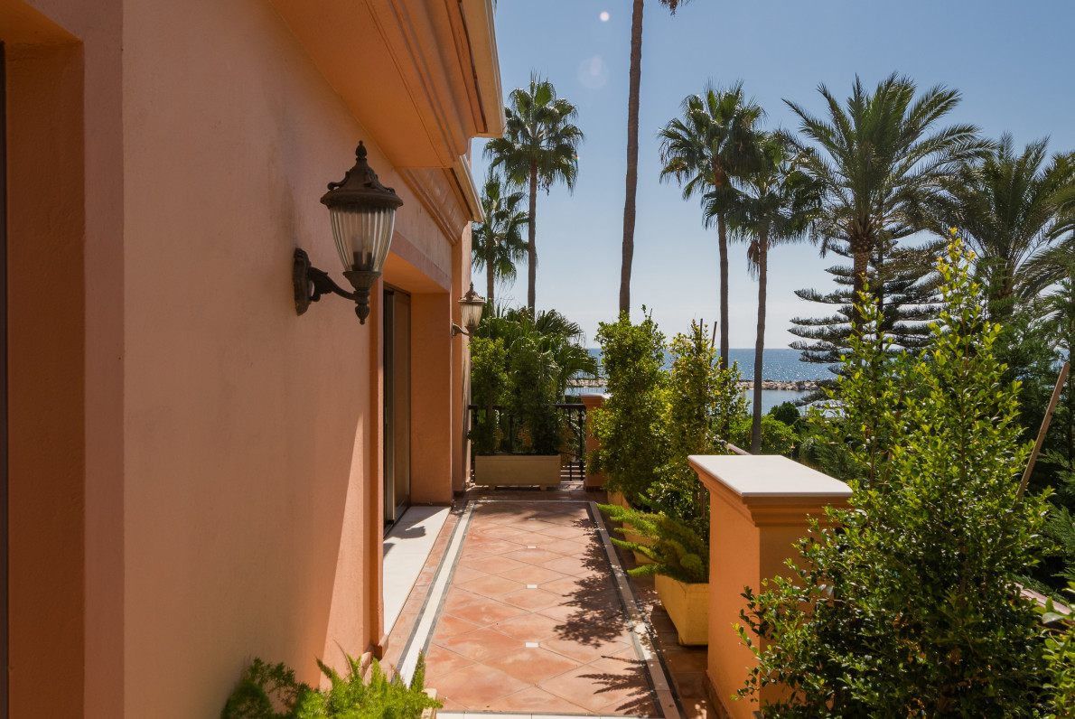 beachfront apartment for sale puerto banus marbella