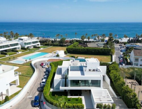 Welke gebieden in Marbella hebben woningen aan het strand?